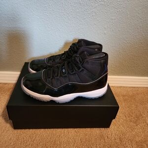 Jordan Men's Black and Blue Sneakers